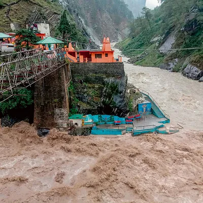 उफान पर नदियां  हिमाचल प्रदेश में 150 सड़कें बंद