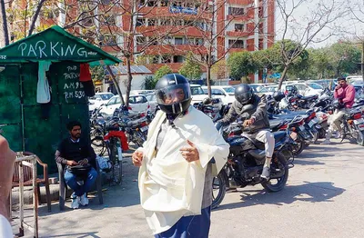 हेलमेट पहनकर पहुंचे पानीपत शहरी के विधायक से ठेकेदार ने 10 की बजाय वसूले 20 रुपए