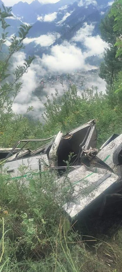 himachal accident  मणिमहेश यात्रा से लौट रहे श्रद्धालुओं की टाटा सूमो खाई में गिरी  तीन की मौत