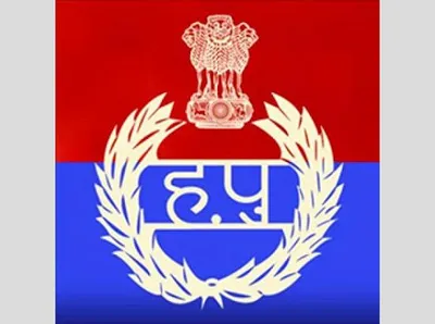 अपराधियों के रेटिना और अंगुलियों के निशान कैप्चर कर रही पुलिस