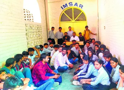 विद्यार्थियों ने मदवि के इमसार विभाग पर जड़ा ताला