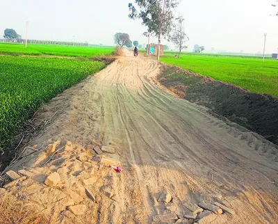 श्मशान घाट जाने के लिये ग्रामीणों को देना पड़ रहा टोल टैक्स