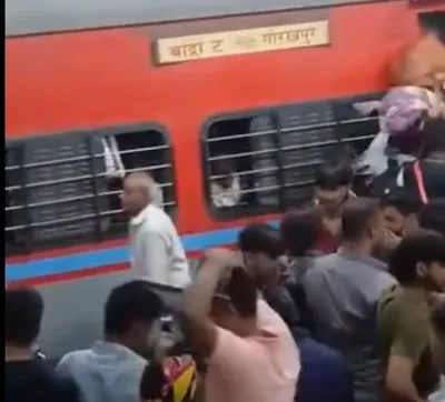 bandra railway station stampede  मुंबई के बांद्रा रेलवे स्टेशन पर मची भगदड़ में नौ लोग घायल