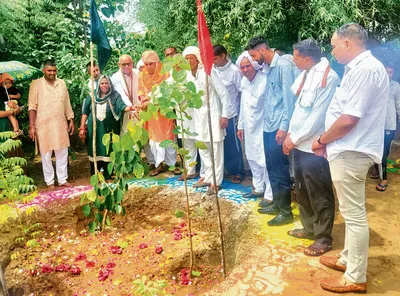 पर्यावरण प्रदूषण रोकने के लिए हर त्योहार को पौधारोपण के साथ जोड़ें   त्रिवेणी बाबा