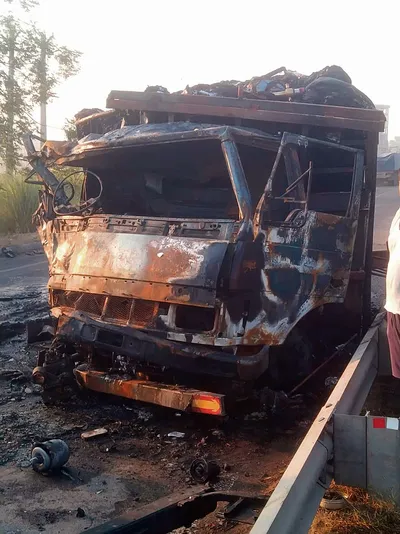 ट्रकों में भिड़ंत के बाद लगी आग  दोनों चालक जिंदा जले