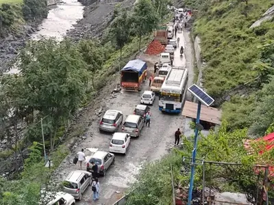 पूरी रात पठानकोट चंबा भरमौर nh रहा जाम  भूखे प्‍यासे श्रद्धालुओं ने वाहनों में काटी रात