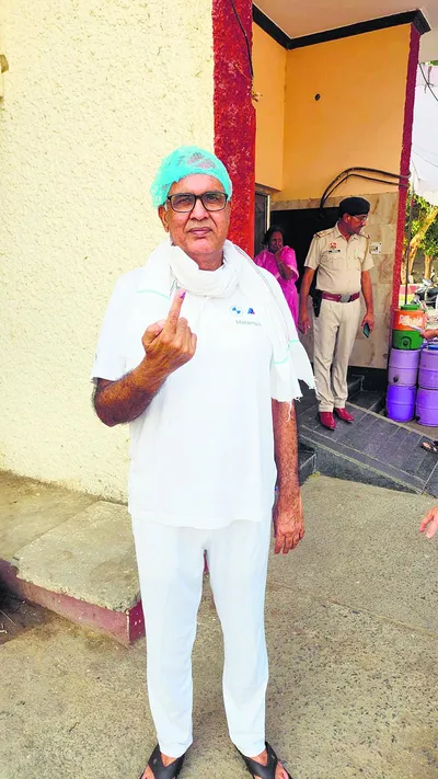 धर्मवीर गोयत ने बीमारी के बावजूद किया मतदान