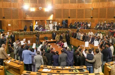 jk assembly uproar  जम्मू कश्मीर विधानसभा में अनुच्छेद 370 पर हंगामा  कार्यवाही करनी पड़ी स्थगित