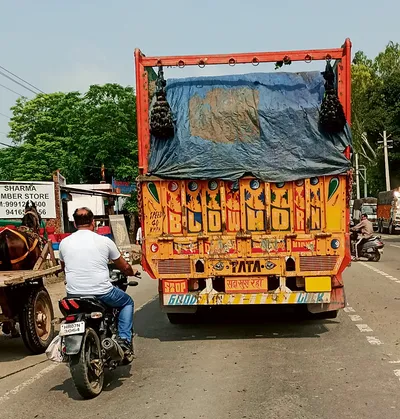 ओवरलोड वाहनों की आवाजाही धड़ल्ले से जारी  प्रशासन मौन