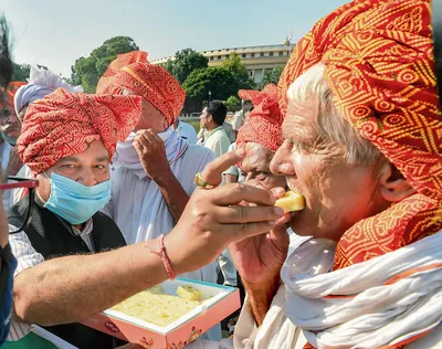 परहेज के संकल्प से टालें ओवरइटिंग को