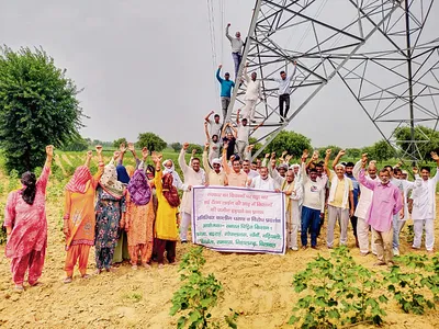 मुआवजे की मांग को लेकर हाईटेंशन लाइन के टॉवर पर चढ़े किसान