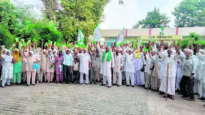 नाराज वृद्धों  विधवाओं ने की नारेबाजी