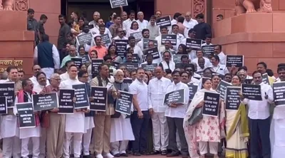 video  स्वास्थ्य  जीवन बीमा पर gst के खिलाफ india गठबंधन का संसद भवन में प्रदर्शन