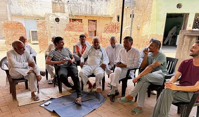 भाजपा कांग्रेस के मुद्दों  नीतियों पर ग्रामीण कर रहे बहस