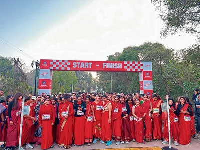 लाल रंग की साड़ी पहन दौड़ीं 300 महिलाएं
