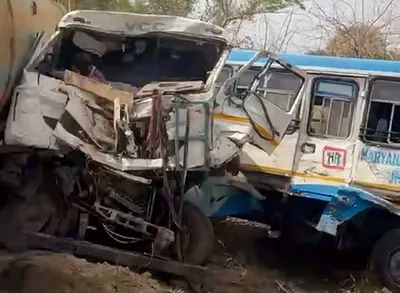 कैंटर बस में भिड़ंत  चालक की मौत  24 यात्रियों को आई चोटें