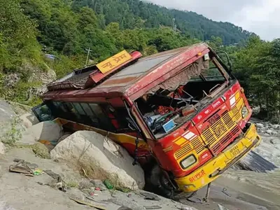 accident in manali  मनाली से पठानकोट जा रही बस ब्यास नदी के किनारे गिरी  आठ घायल
