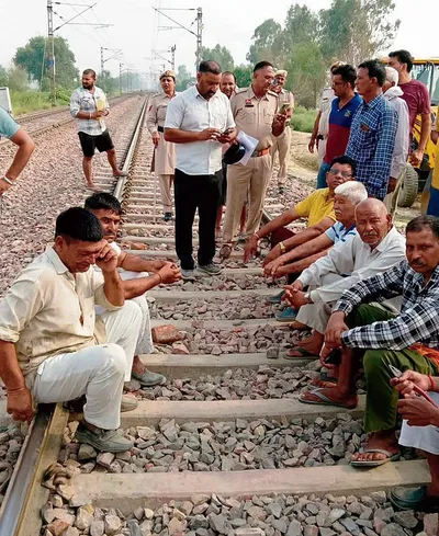नाराज ग्रामीणों ने कुरुक्षेत्र में 2 घंटे जाम किया रेलवे ट्रैक