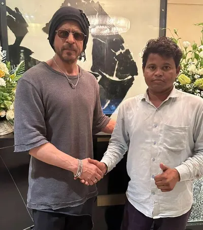 shahrukh khan fan  95 दिन के इंतजार के बाद झारखंड से आए फैन से मिले शाहरुख खान