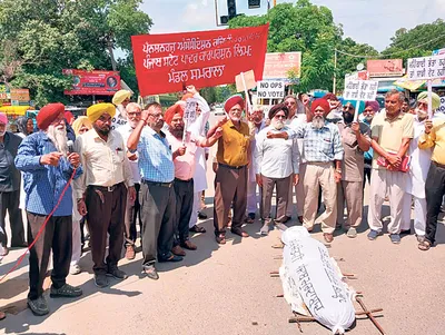 कर्मचारी  पेंशनर संगठनों का मांगों को लेकर प्रदर्शन  सरकार का पुतला फूंका