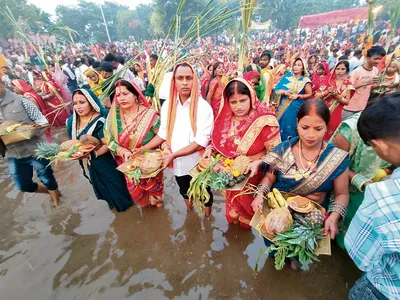 छठ महोत्सव उगते सूर्य को दिया अर्घ्य  गूंजे छठ मैय्या के गीत