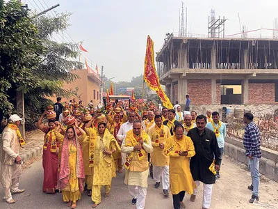 शिव परिवार की नगर परिक्रमा के दौरान शहरवासियों ने की पुष्प वर्षा