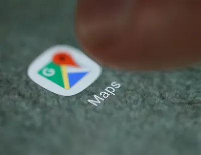 गूगल मैप के भरोसे यात्रा कर रहे पर्यटकों का वाहन पानी में डूबा