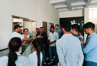 चौ  रणबीर सिंह विवि में पेयजल किल्लत को लेकर छात्रों ने किया प्रदर्शन