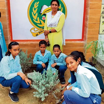 विद्यार्थियों ने स्कूल में रोपे पौधे  संरक्षण की ली शपथ