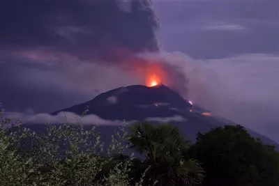 volcanic eruption इंडोनेशिया में ज्वालामुखी विस्फोट से तबाही  कई मकान खाक  नौ की मौत