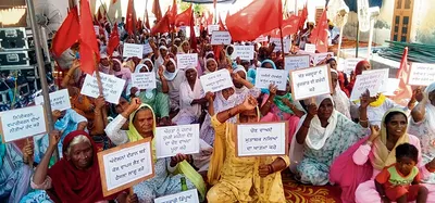 पंजाब के कृषि मंत्री के आवास पर खेत मजदूरों ने दिया धरना