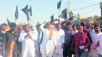 भाजपा नेता तुषार ढांडा को ग्रामीणों ने दिखाए काले झंडे