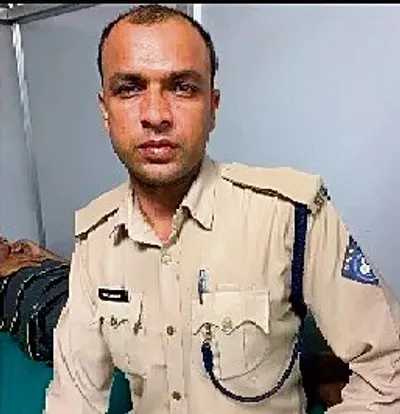 दोषी पुलिस कर्मचारी के खिलाफ सख्त कार्रवाई की मांग