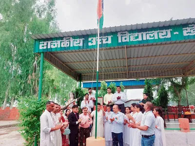 बेटियों के लिए स्कूल में दिया सोलर पैनल  वाटर कूलर