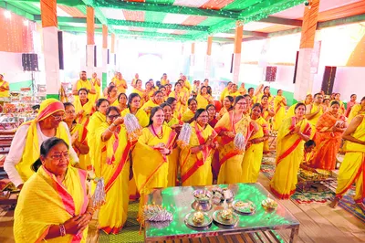 भगवान पारसनाथ दिगंबर जैन गजरथ मंदिर में पूजा अर्चना