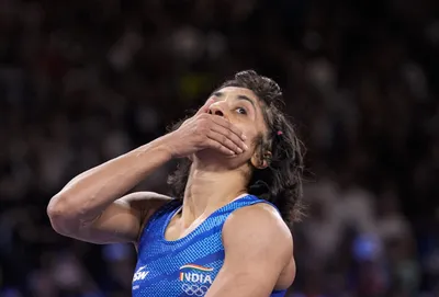 vinesh phogat  विनेश फोगाट को चार करोड़ और सरकारी नौकरी देगी हरियाणा सरकार