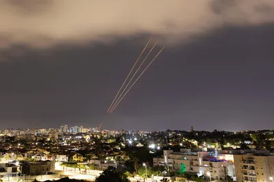 ईरान ने इस्राइल पर दागी सैकड़ों मिसाइलें