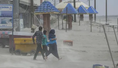 cyclone remal पश्चिम बंगाल के कई हिस्सों में चक्रवाती तूफान ‘रेमल  ने मचाई तबाही  दो लोगों की मौत और भारी बारिश जारी