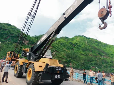 भारी गाद के चलते पंडोह डैम के दो गेट जाम  निचले इलाकों में बढ़ा खतरा