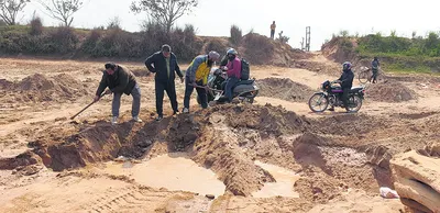 अज्ञात लोगों ने मारकंडा नदी में गड्ढे खोदे  यातयात हुआ बंद