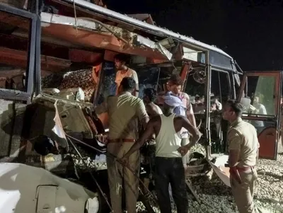 उत्तर प्रदेश में श्रद्धालुओं से भरी बस दुर्घटनाग्रस्त  12 लोगों की मौत  10 अन्य घायल