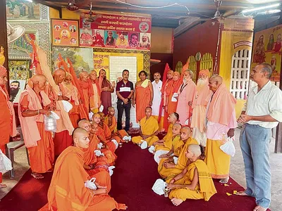 प्राचीन सूर्य कुंड मंदिर से दंडीस्वामी रवाना