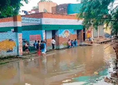 सरकारी स्कूल के प्रांगण में भरा पानी  ग्रामीणों ने लगाया जाम