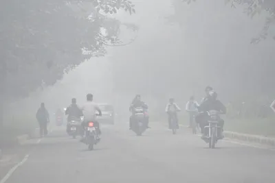 chandigarh weather  चंडीगढ़ में छाई घनी धुंध  उड़ानों पर पड़ा असर  aqi बेहद खराब श्रेणी में