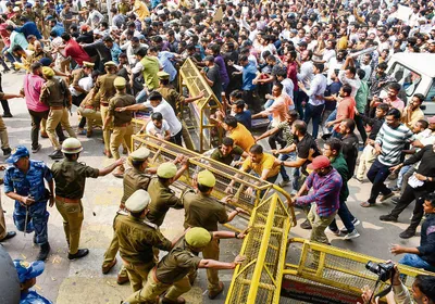 उत्तर प्रदेश लोक सेवा आयोग के गेट पर छात्रों का आंदोलन