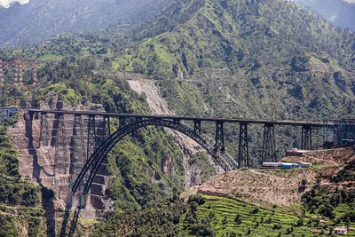 विश्व के सबसे ऊंचे रेलवे पुल पर तिरंगा