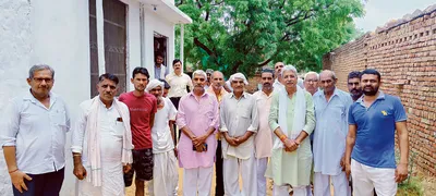 पूर्व मंत्री राम नरेंद्र सिंह ने गांव पोता में किया डोर टू डोर जनसंपर्क