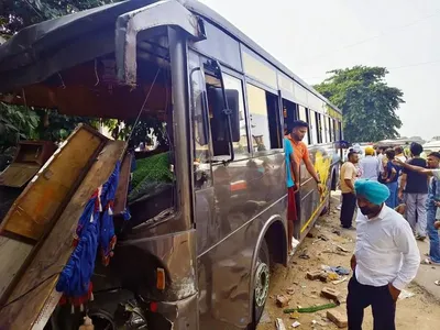 प्रतीक्षालय से टकरायी बस  तीन की मौत