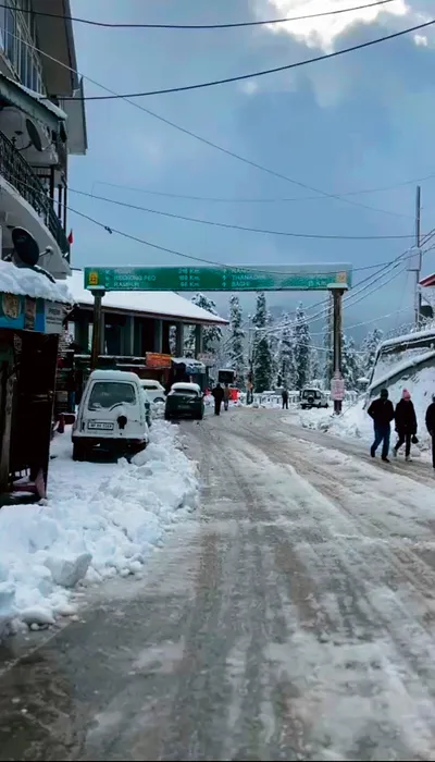 हिमाचल में भारी बर्फबारी  बारिश से बढ़ी मुश्किलें