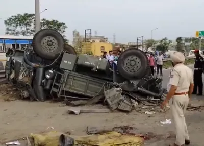 military vehicle crashes  जालंधर में ट्रक ने सेना के वाहन को मारी टक्कर  पांच जवान घायल